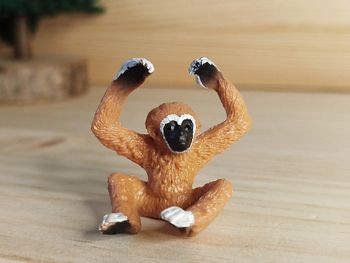 Figurine singe jeune gibbon marron et beige Animal de la savane