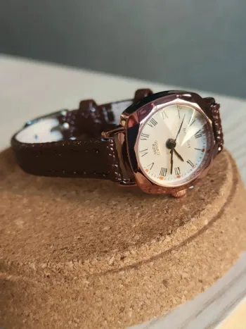 Montre fine, femme, vintage courbée