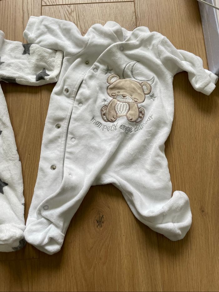 2 pyjamas 1 mois - photo numéro 2