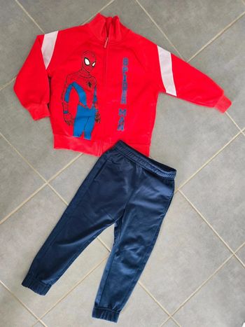 Ensemble jogging spiderman