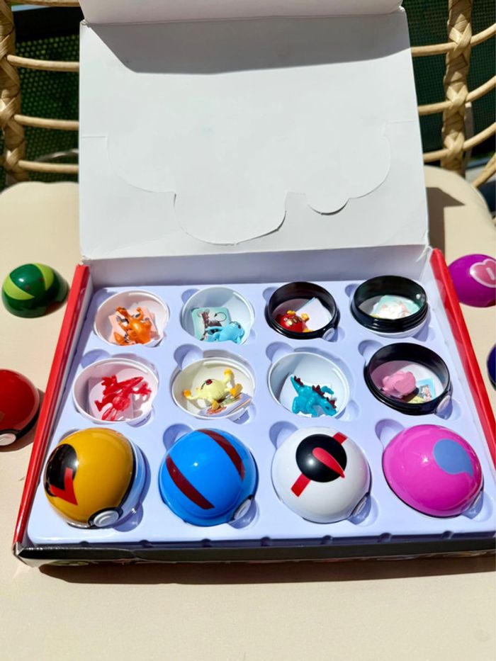 Boîte surprise 12 mini Pokéballs avec figurines Pokémon - photo numéro 4