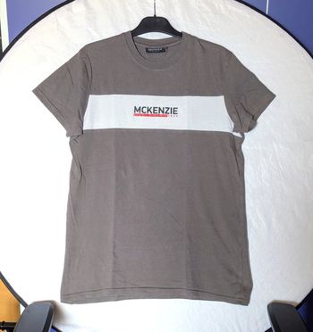 T-Shirt McKenzie Gris Foncé Large Bande Blanche Ecriture Marque Vêtement Tendance Mode Adolescents