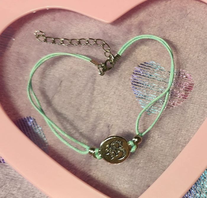 Bracelet ajustable turquoise avec breloque argentée