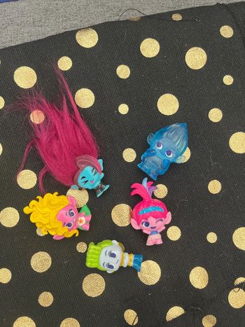 Figurine trolls