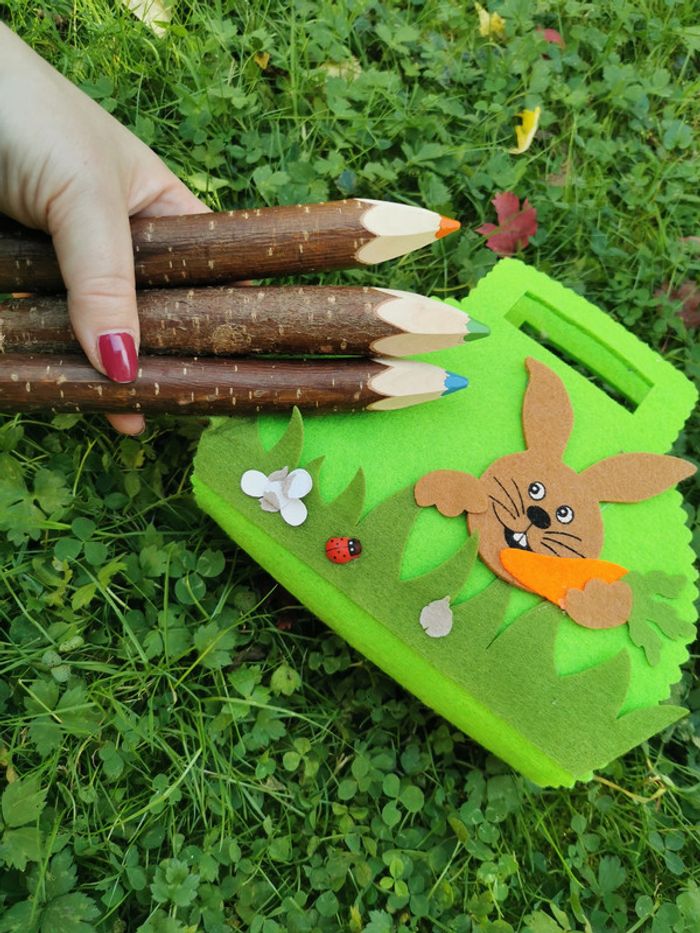 Petit sac en feutrine vert avec les gros crayons de clouleur