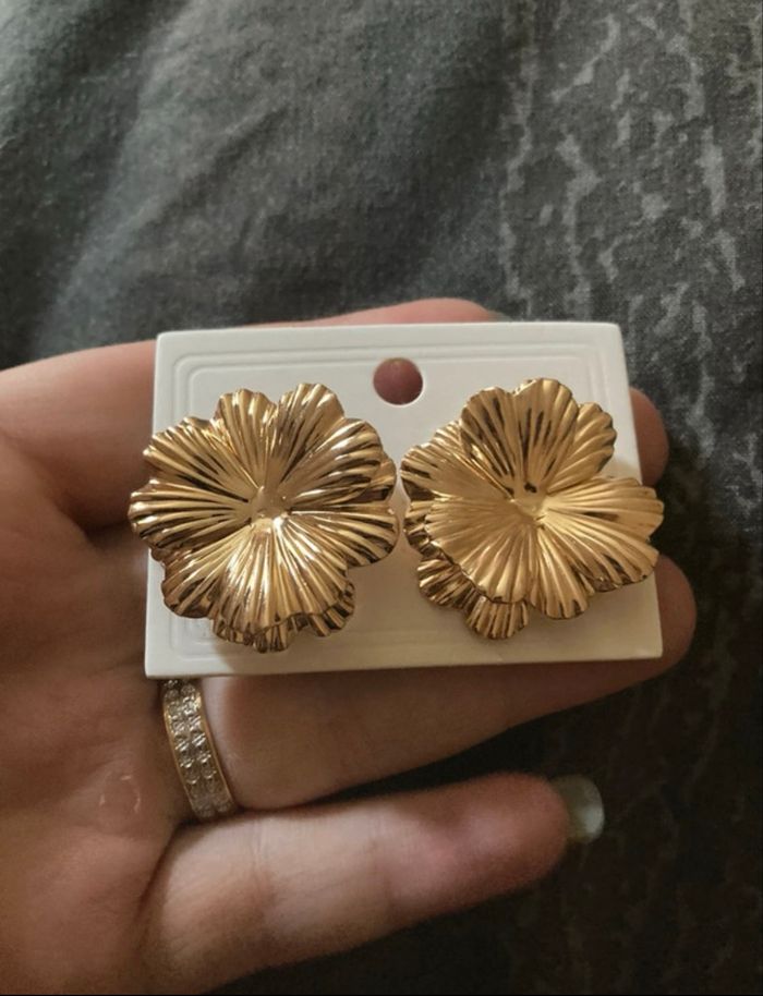 Boucles d’oreilles NEUVES pour femme forme de fleurs 🌼 couleur doré - photo numéro 2