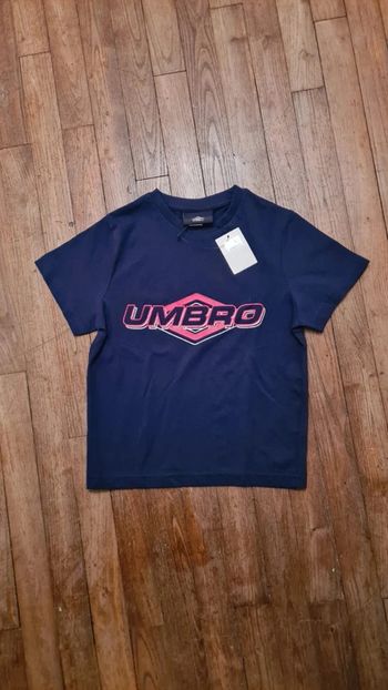 T-shirt neuf avec étiquette umbro 6 ans