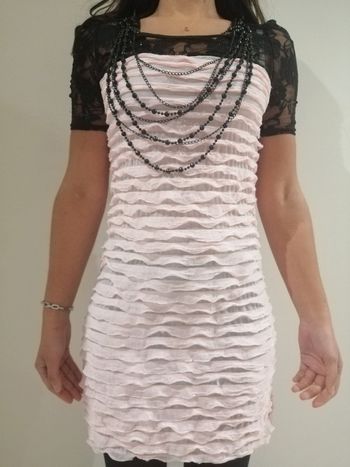 Robe rose pâle avec colliers
