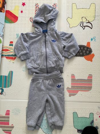 Vend jogging Adidas taille 6/9 mois