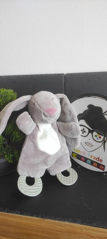 Doudou plat lapin zdt action anneau dentition gris blanc rose bruissant