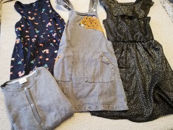 Lot 10 ans robes et gilet 