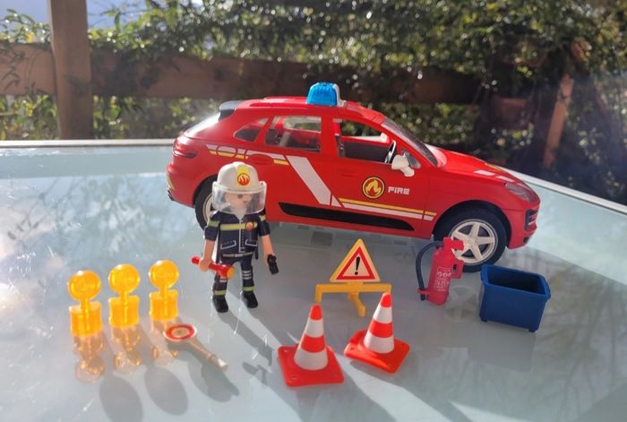 Superbe Porsche Mancan S Playmobil Pompiers 70277 complète, avec sirène, gyrophare et eclairages - photo numéro 2