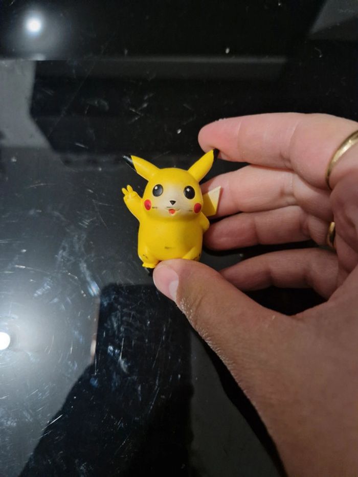 Figurine pikachu