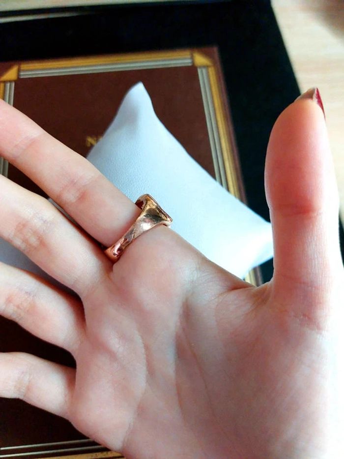 Magnifique bague moderne fantaisie couleur or rose avec pierres blanches - photo numéro 5