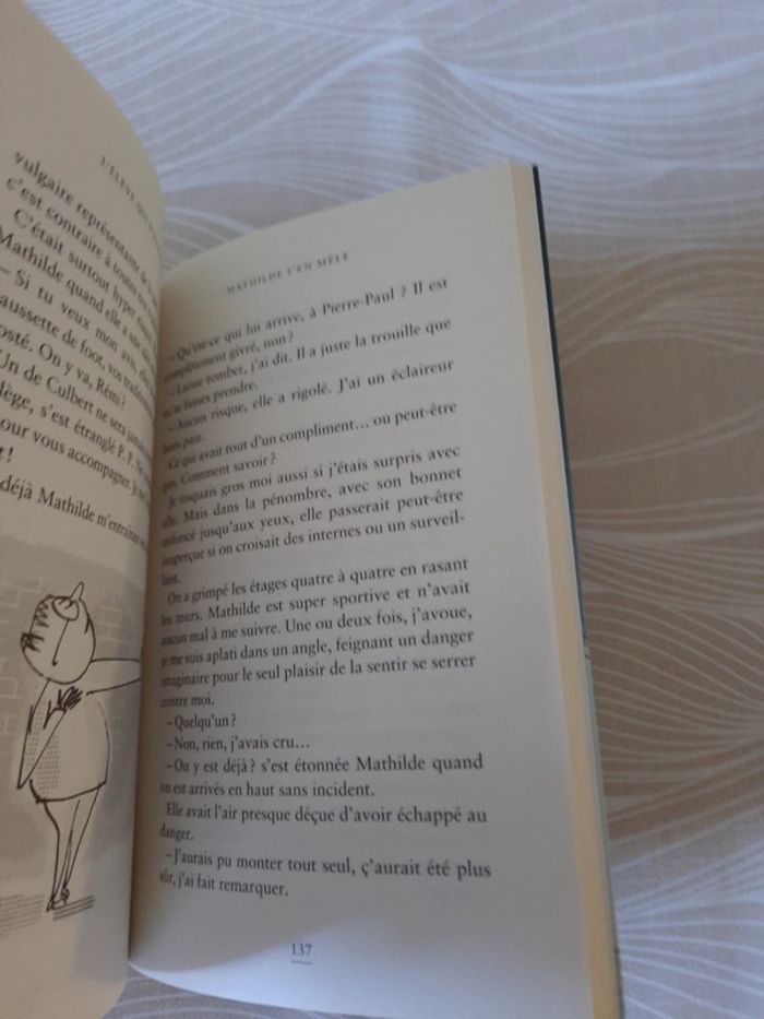 Livre 《enquêtes au collège 》 - photo numéro 2