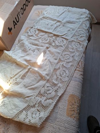 Magnifique Napperon broder main pour meuble