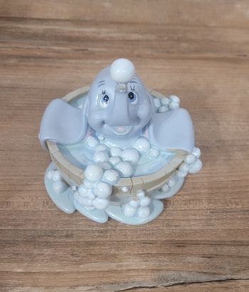 Figurine Dumbo dans son bain
