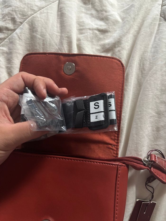 Sac bandoulière rouge clouté Bestini neuf avec étiquette - photo numéro 4