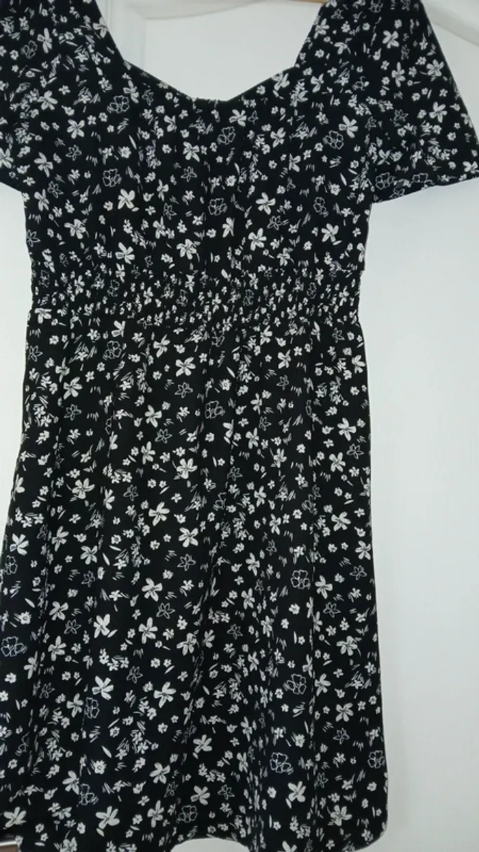 Robe cache cache noir fleuri