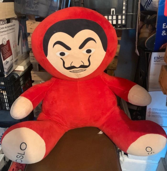 Peluche géante « la casa de papel »