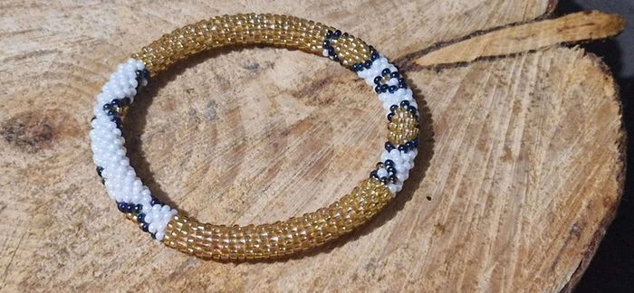 Bracelet népalais perles tissés or blanches bleu