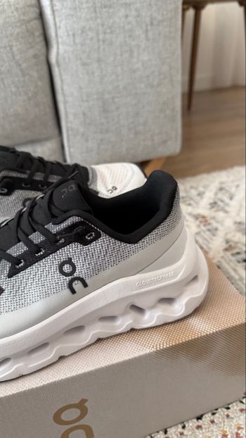 On Cloudtilt Noir / Blanc / Black / White - Taille 36