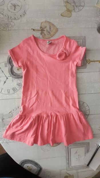 Robe rose avec rosace