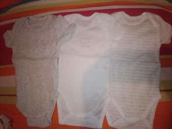Lot de 3 body neuf 3 mois