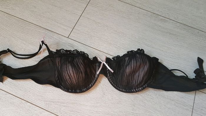 Soutien gorge noir et rose pâle, voile