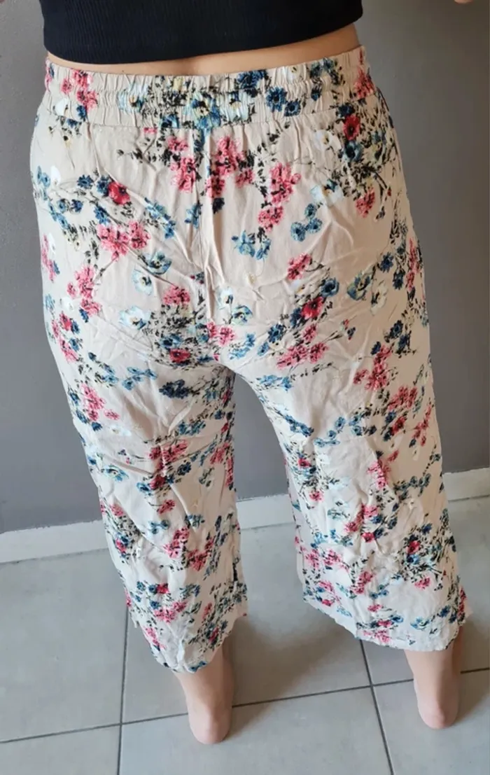 Pantacourt jambe large beige motifs fleuris - photo numéro 3