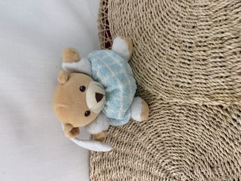 ours boule doudou nounours bleu blanc à carreaux et marron écharpe grelot hochet 16 cm