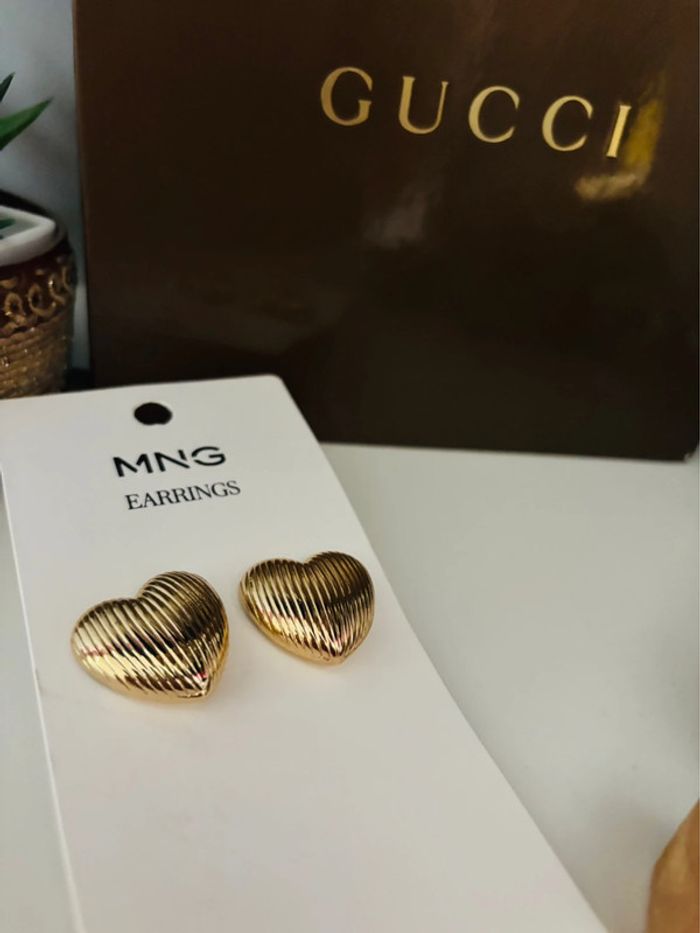 Superbes boucles d’oreilles dorées Mango, en forme de cœur texturé. - photo numéro 3