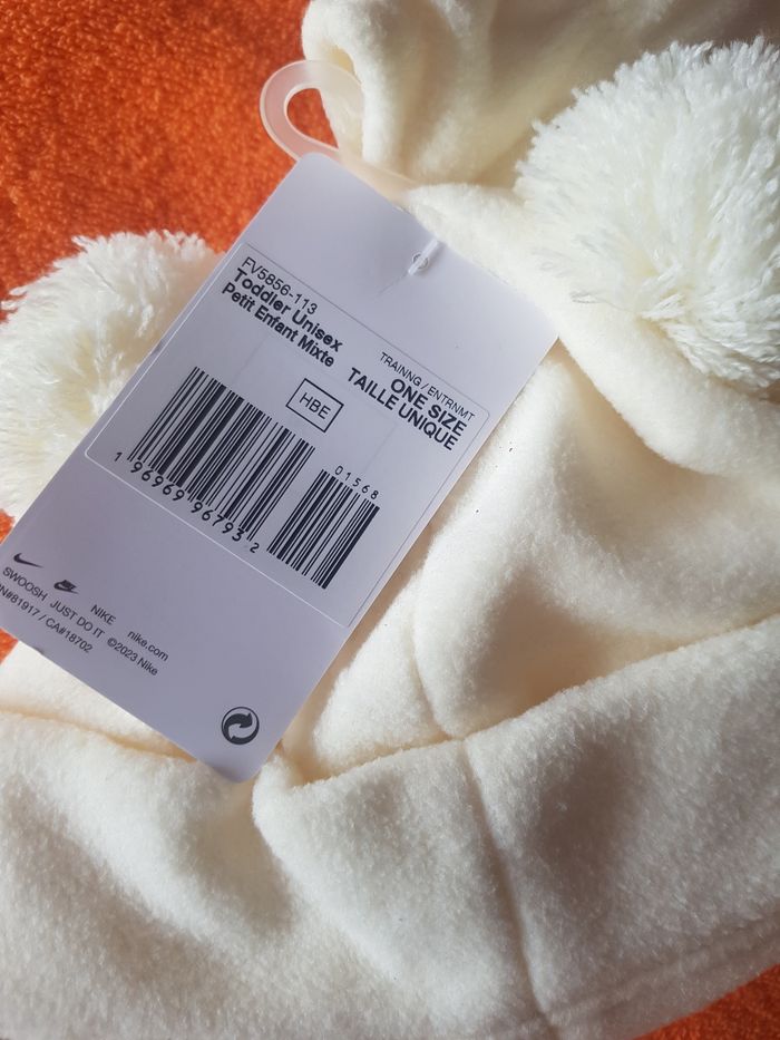 Magnifique endroit bonnet et moufles taille unique nike authentique neuf avec étiquette 🏷 - photo numéro 5