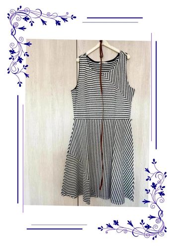 Robe esprit L évasée lignée avec ceinture marron