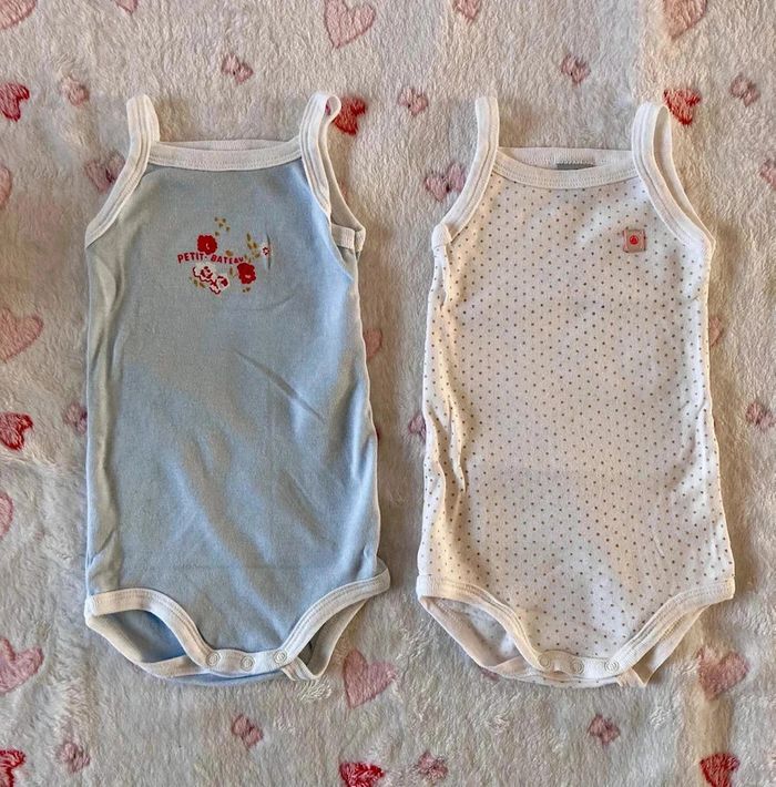 6 mois - lot 2 bodys bretelles