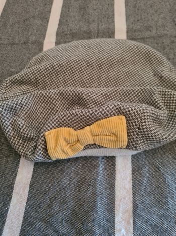 Béret. Bébé. Obaîbi. Gris, jaune