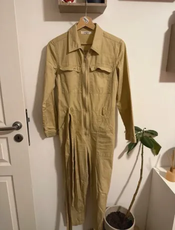Combinaison beige ajustée à poches
