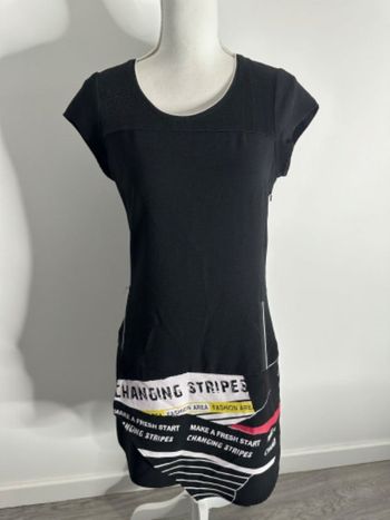 Robe bariolée asymétrique noire et multicolore Miss Captain Trend T38 M NEUVE