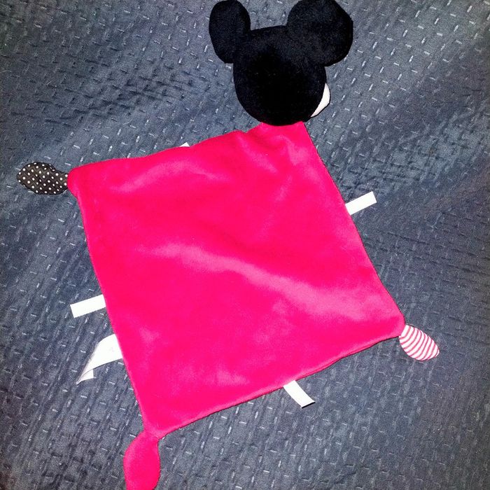 Doudou Mickey en losange rouge, gris, noir, blanc Disney - photo numéro 3