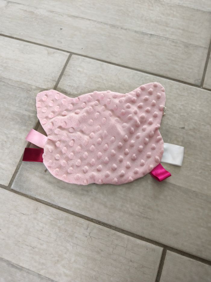 Doudou en tissu tête de chat avec étiquette - photo numéro 2