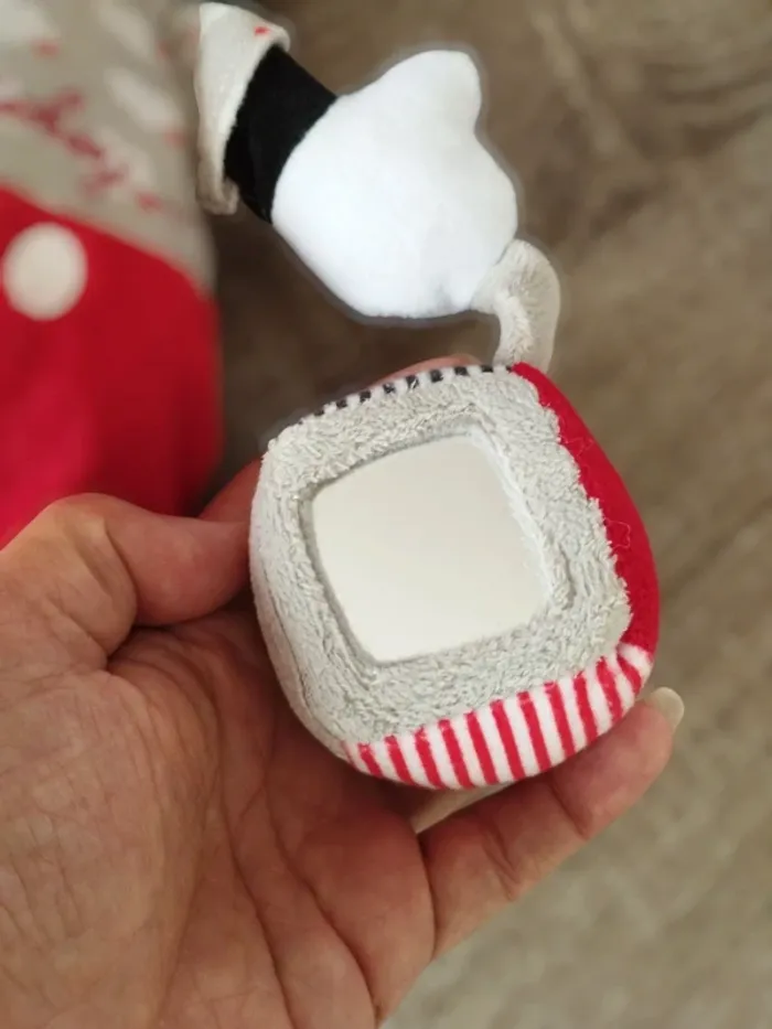 Joli Mickey avec balle et carré (miroir) dans chaque main - photo numéro 2