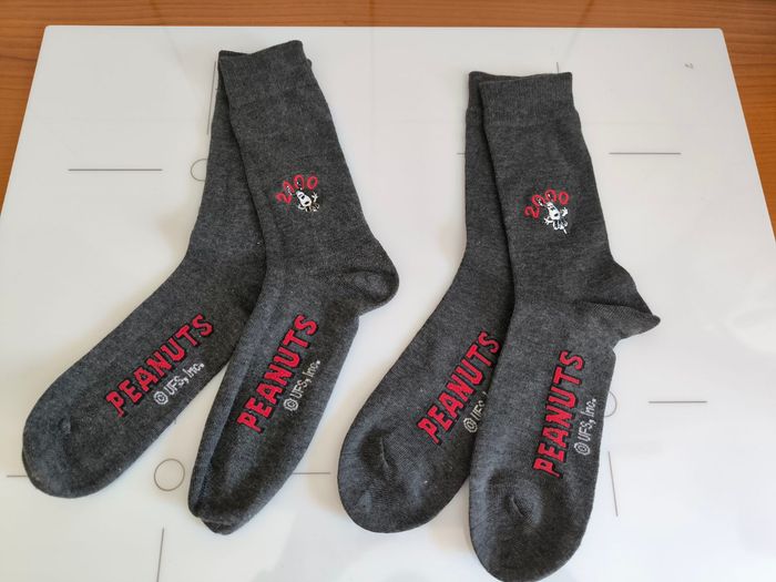 NEUF Lot de 2 paires de chaussettes Snoopy Peanuts pointure 43-45 - photo numéro 3