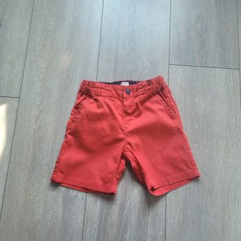 Short rouge en jean souple et fin. Garçon 2 ans. Marque H&M