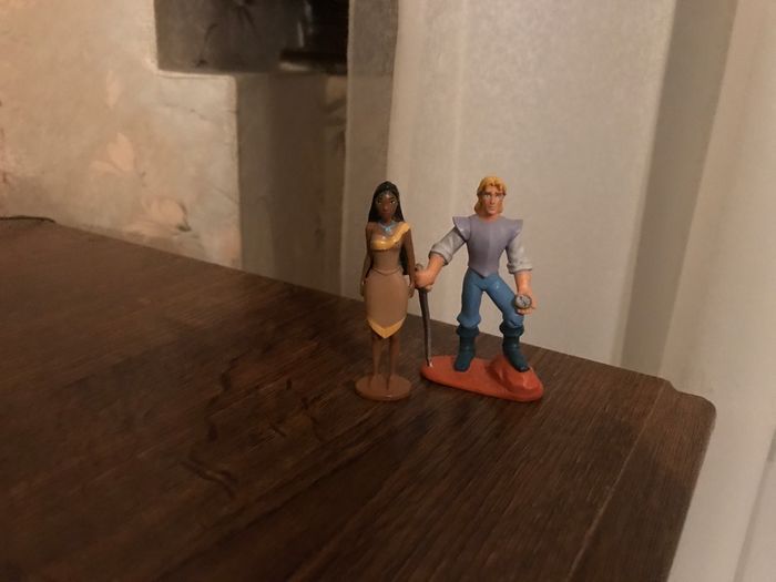Figurine princesse pocahontas et john smith disney