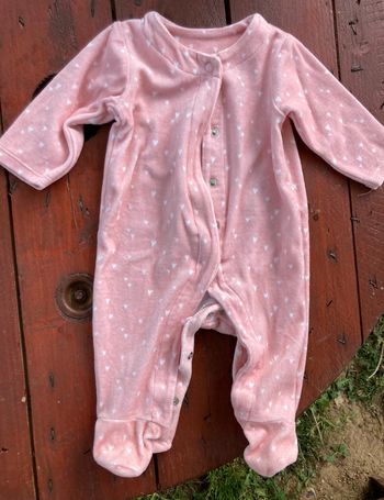 Sur-pyjama rose et cœurs blancs
