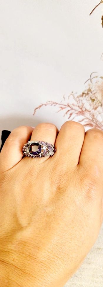 Bague élégante avec pierre violette et strass
