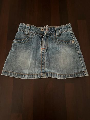 Jupe en jean taille 5 ans en parfait état. 100% coton