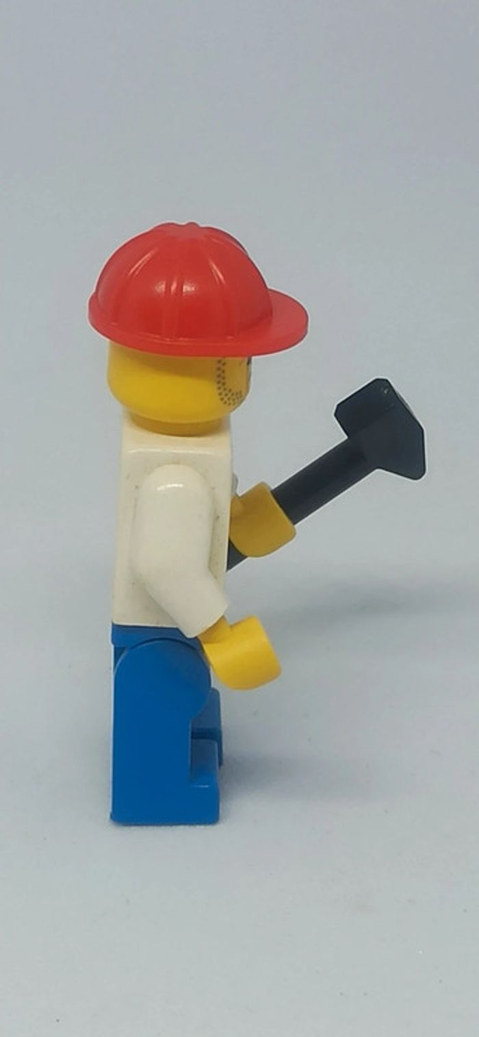 Homme cotte bleue avec marteau lego - photo numéro 4