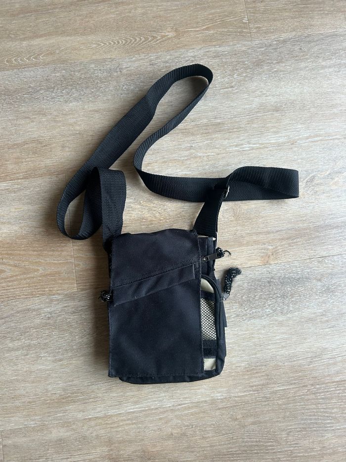 Sacoche bandoulière noire Crédit Mutuel – multi-poches pratique