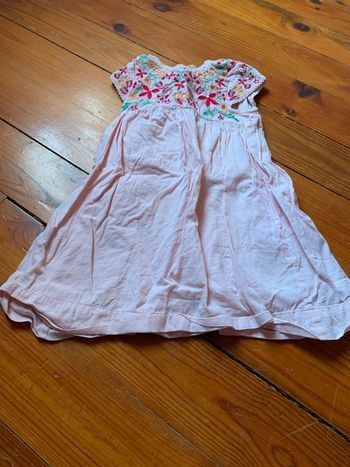 Robe rose brodé à fleur gallerie La Fayette 3ans